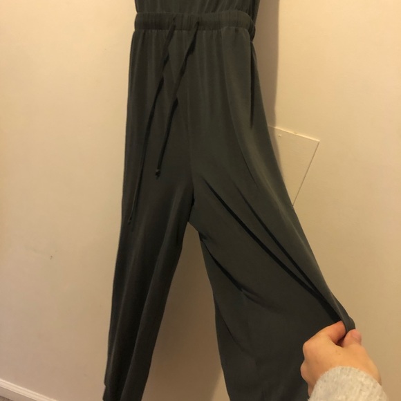 American eagle dark grey jumper. Ties @ back w/elastic waist adjustable straps - Picture 9 of 9